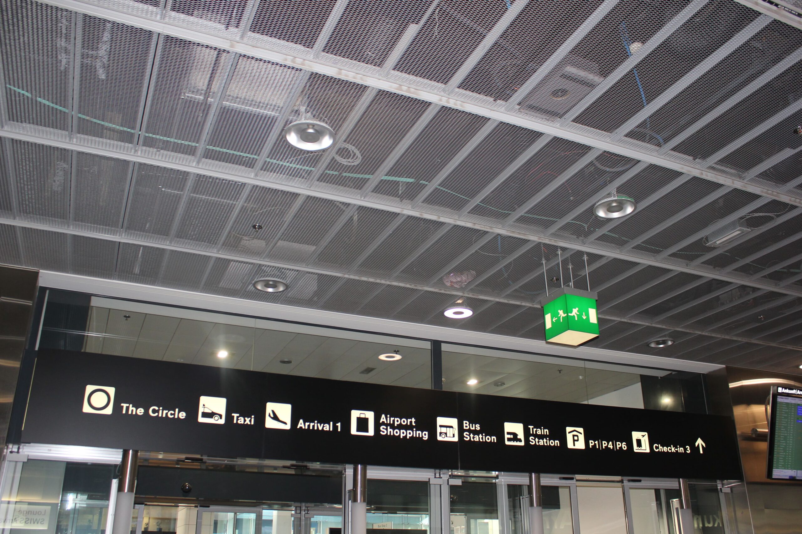Übersichtstafel bei der Ankunft am Flughafen Zürich