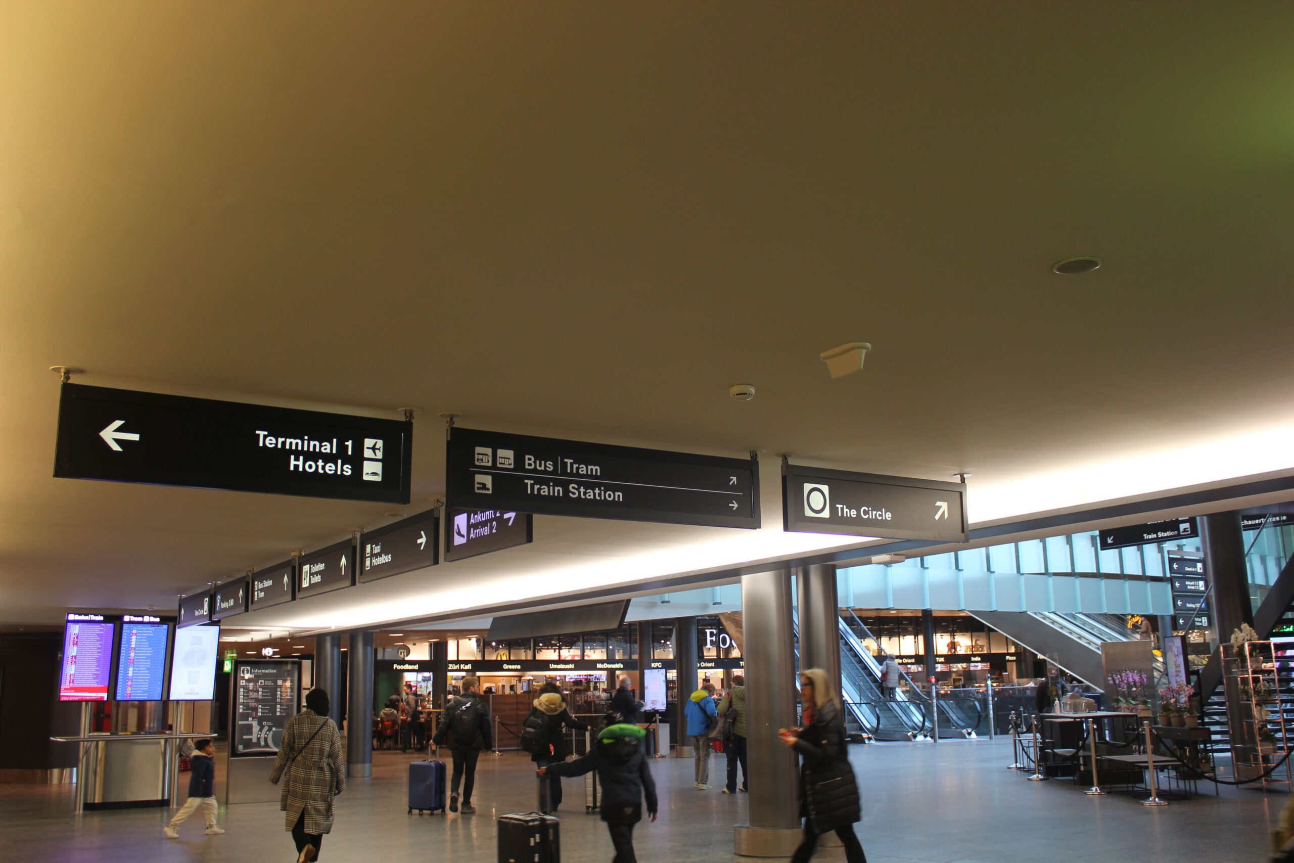 Übersichtstafeln Richtung Busstationen am Flughafen Zürich