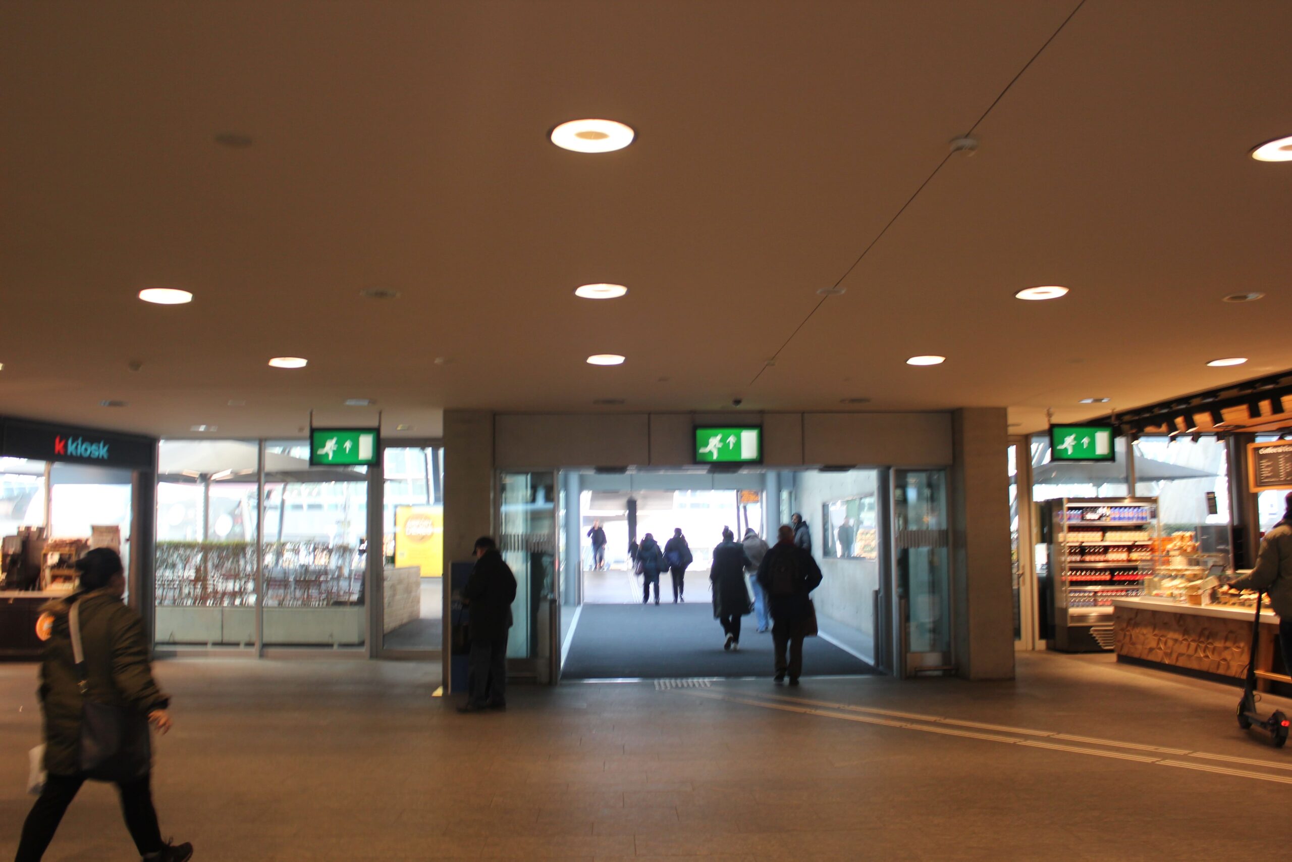 Ausgang am Flughafen Zürich