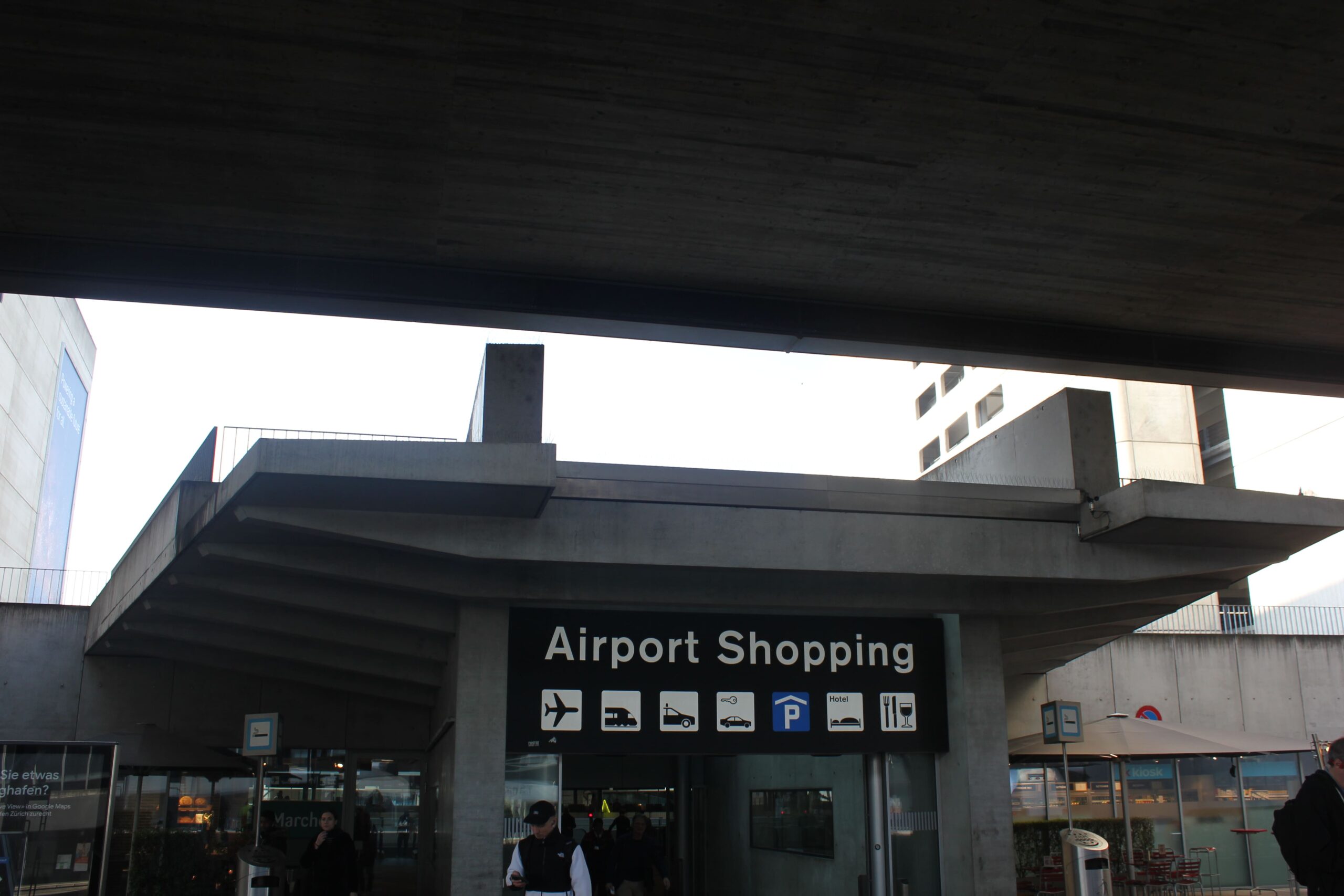 Eingang zum Flughafen Zürich