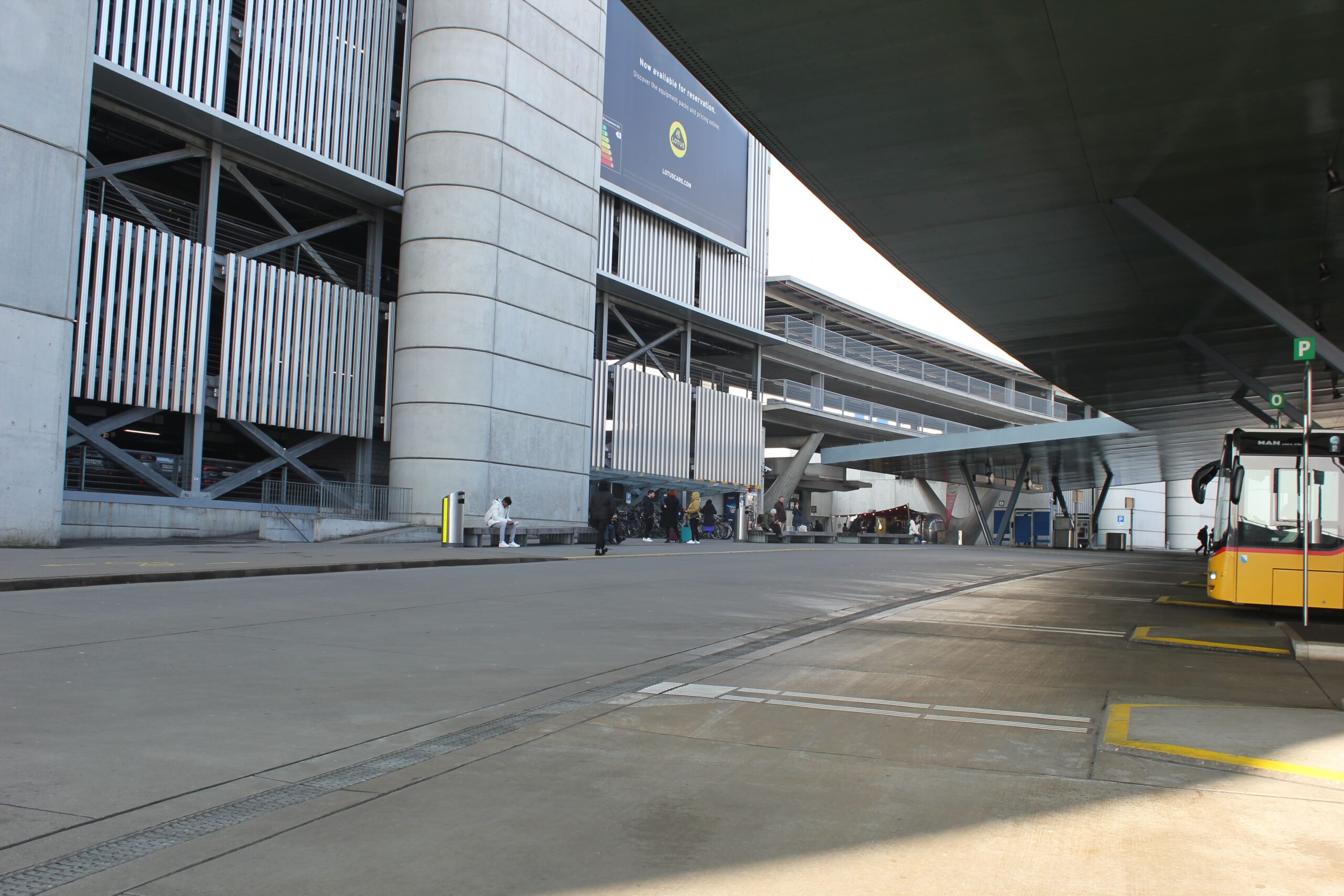 Weg Richtung Check-ins am Flughafen Zürich